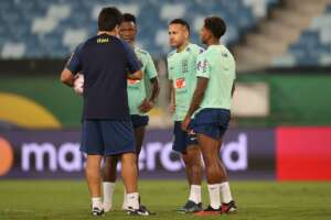 Com Neymar, Diniz orienta o primeiro treino com bola da seleção brasileira em Cuiabá