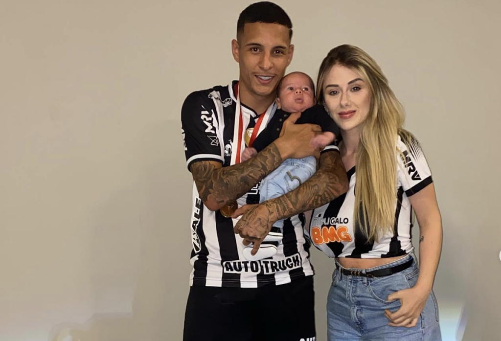 Esposa de lateral do Atlético-MG revela ameaças e cita “momentos de pânico” em clássico com Cruzeiro