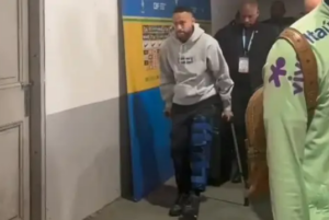 Neymar deixa estádio de muleta e com proteção no joelho após derrota da seleção