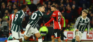 INGLÊS: Manchester United sofre, mas ganha do lanterna do campeonato fora de casa