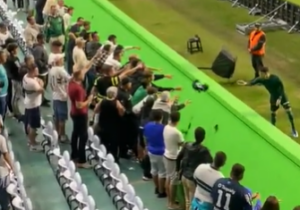 Torcedores do Coritiba pedem camisas a jogadores do Palmeiras e causam polêmica