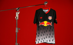 Red Bull Bragantino lança uniforme com homenagem a modelo histórico Carijó