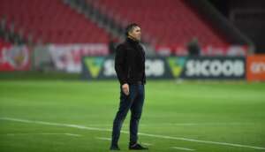 Abatido, Coudet resume eliminação do Internacional: ‘golpe muito duro’