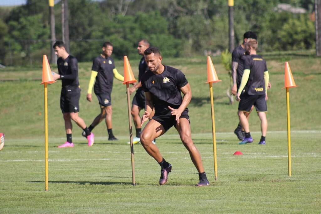 Série B: Lateral do Criciúma evita fazer contas sobre o acesso: ‘Vamos pensar jogo a jogo’