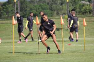 Série B: Lateral do Criciúma evita fazer contas sobre o acesso: 'Vamos pensar jogo a jogo'