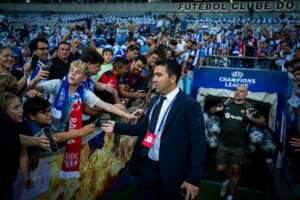 Em nome do Barcelona, Deco viajará ao Brasil para encontrar Vitor Roque e saber detalhes da lesão