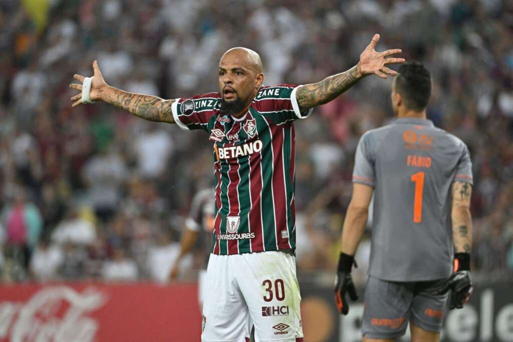 Árbitro aponta ofensas de Felipe Melo na súmula da partida entre Flu e Corinthians