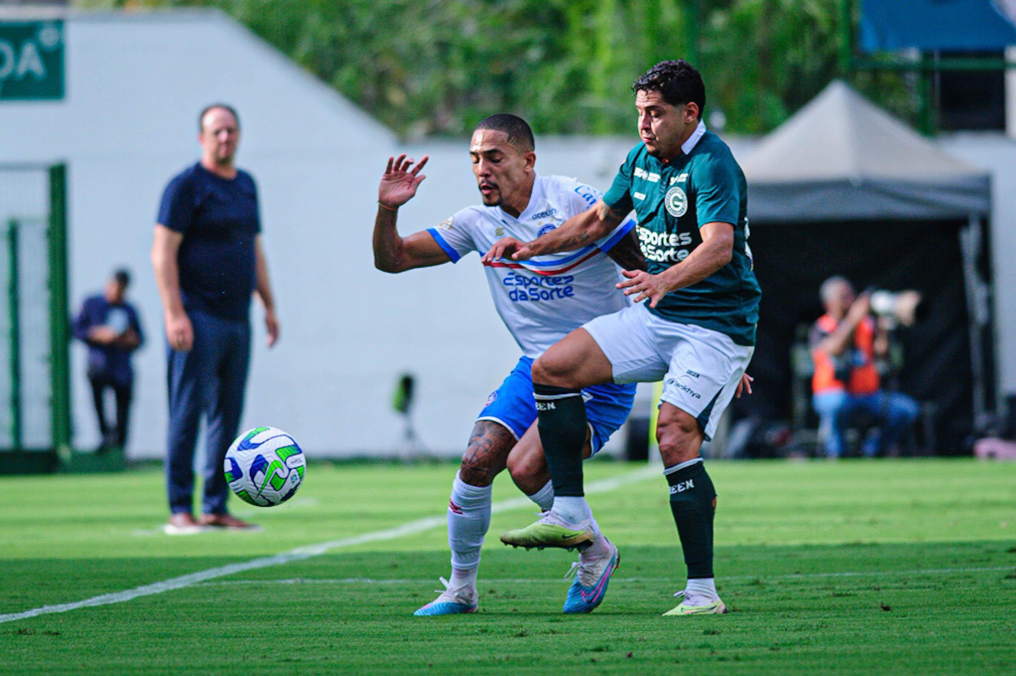 Em jogo maluco de duas viradas e dez gols, Bahia derrota o Goiás pelo  Brasileirão