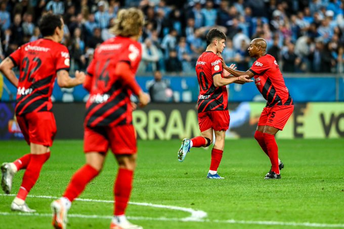 Com moral alto, Athletico-PR recebe Botafogo, líder do Brasileirão