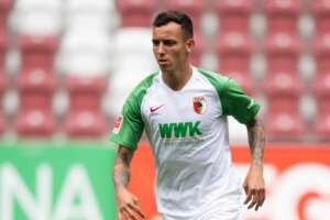 Lateral do Ausburg, ex-Inter, revela interesse de Corinthians, Flamengo e Palmeiras