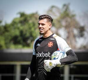 Vai embora? Goleiro ex-Ponte não chega a meta de jogos pelo Vasco e tem futuro indefinido