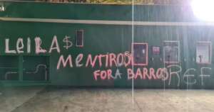 Muros do Allianz Parque amanhecem com pichações contra Leila Pereira e Anderson Barros