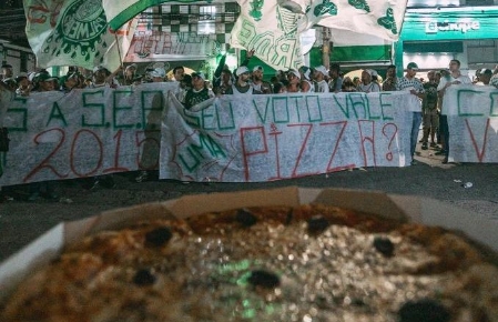 Torcida do Palmeiras protesta contra Leila Pereira e conselheiros: ‘Seu voto vale uma pizza?’