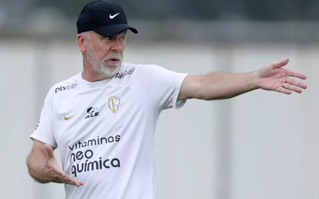 Mano busca substitutos para Fausto Vera e Fábio Santos, suspensos contra o Athletico-PR