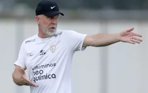 Mano busca substitutos para Fausto Vera e Fábio Santos, suspensos contra o Athletico-PR