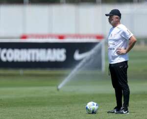 Mano Menezes quer ter a bola contra o Fluminense e Fausto pode ser novidade no Corinthians