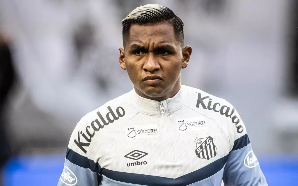 Morelos sofre lesão muscular na panturrilha e vira desfalque no Santos