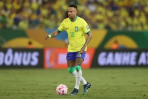 Neymar ficará sem pisar no chão por causa de lesões no menisco, diz médico da seleção