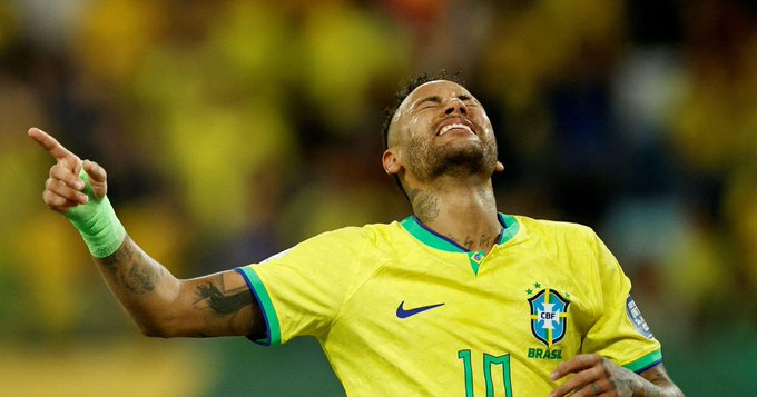 Neymar tem boa evolução da cirurgia no joelho esquerdo e pode ter alta neste sábado