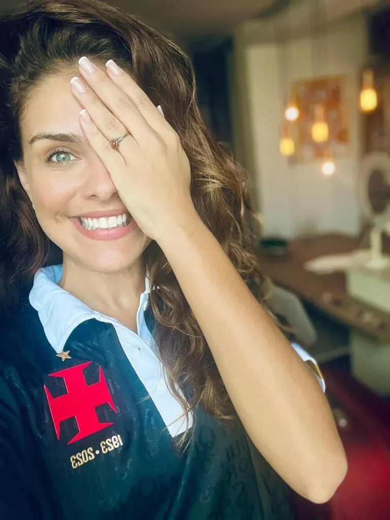 Após viralizar nas redes sociais, ex-atriz global posa com camisa do Vasco 2 P1