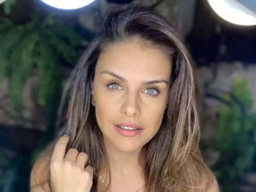 Após viralizar nas redes sociais, ex-atriz global posa com camisa do Vasco 6 P6