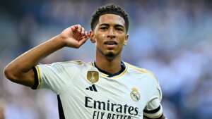 ESPANHOL: Bellingham iguala marca de CR7, Vini Jr faz um e Real Madrid goleia Osasuna