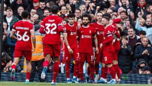 INGLÊS: Salah faz dois e Liverpool derrota Everton em jogo com pênalti e expulsão