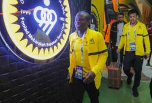 Busto em estádio faz time de Benzema se recusar a entrar em campo na Liga dos Campeões da Ásia