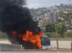 Ônibus com elenco sub-14 do Vasco pega fogo em retorno ao Rio após título