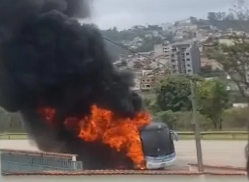 Ônibus com elenco sub-14 do Vasco pega fogo em retorno ao Rio após título