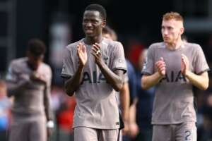 INGLÊS: Tottenham vence e dorme na liderança; United busca virada nos acréscimos