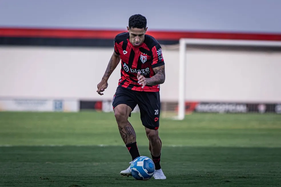 Bruno Tubarão ganhou confiança atuando na lateral-direita do Atlético-GO (Foto: Ingryd Oliveira/ACG)