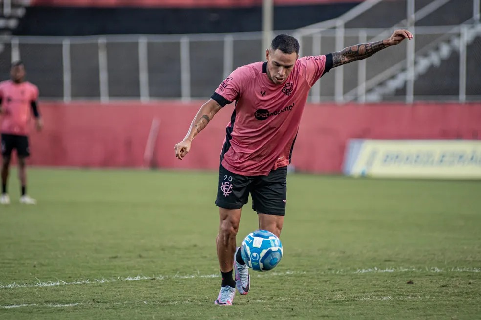 Giovanni Augusto treinou com o elenco e está recuperado de lesão (Foto: Victor Ferreira/EC Vitória)