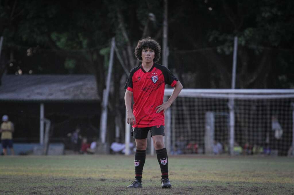 Lateral-esquerdo começa se destacar na base do Atlético-GO