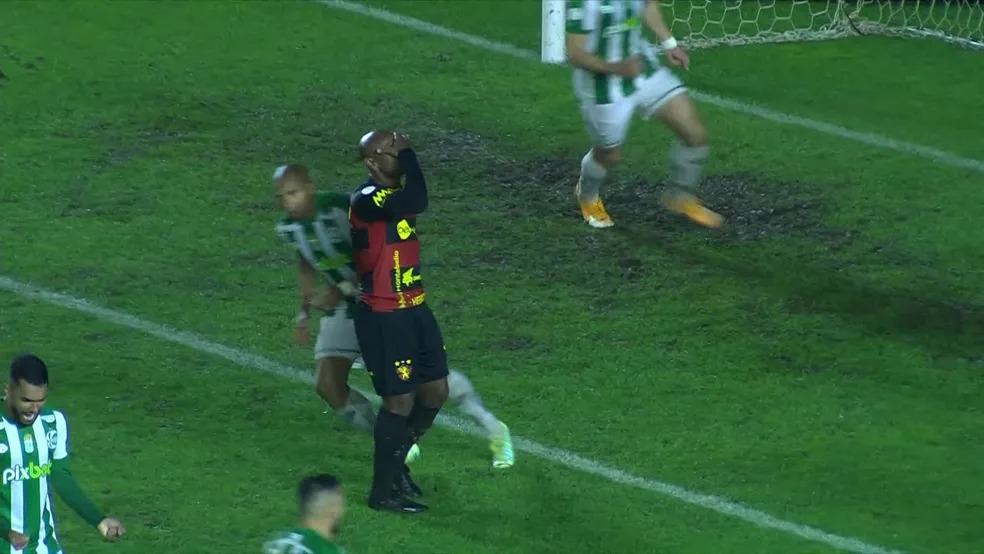 Vagner Love perde pênalti e provoca ira da torcida do Sport (Foto: Reprodução)