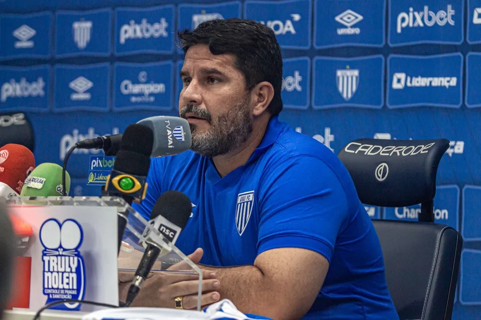 Barroca celebra postura do Avaí contra o Ceará (Foto: Leandro Boeira/Avaí FC)