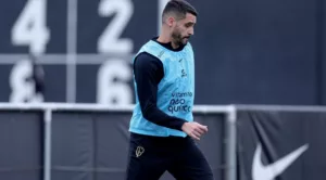 Livre de dores na lombar, Renato Augusto treina e deve reforçar Corinthians contra Fluminense