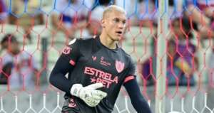 Goleiro do América estreia uniforme da campanha Outubro Rosa