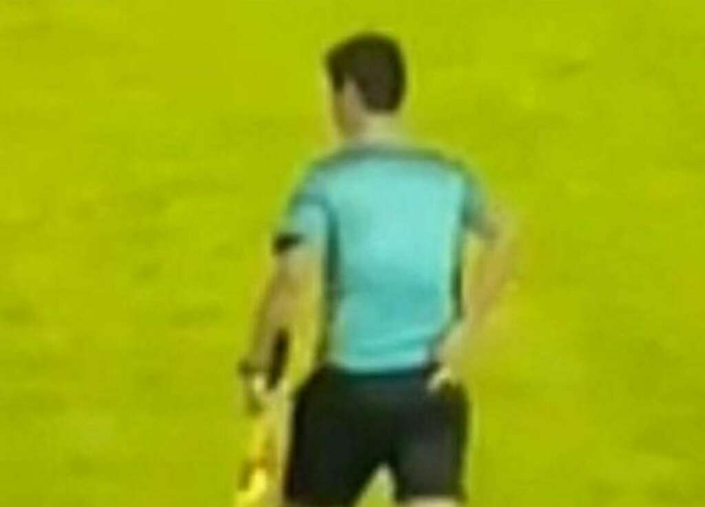 Comissão de Arbitragem da FCF afasta árbitro que fez gesto obsceno para torcida em jogo do Figueirense
