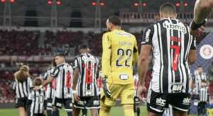 Jogadores do Atlético vão entrar em campo com professores de infância