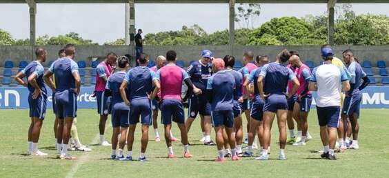 Torcida protesta antes do embarque do Bahia para jogo com Goiás