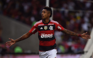 Time grego entra na briga para tirar Bruno Henrique do Flamengo