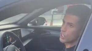 Cancelo se irrita com tietagem no CT do Barcelona