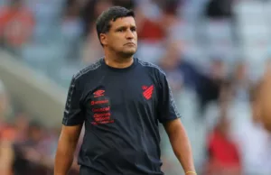 Pressionado, Wesley Carvalho alfineta categorias de base do Athletico-PR