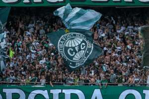 Polícia pede banimento de torcedores que imitaram macaco no clássico entre Coritiba e Athletico