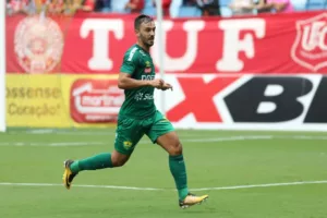 Lateral do Cuiabá leva oito pontos na cabeça e vira desfalque contra Coritiba