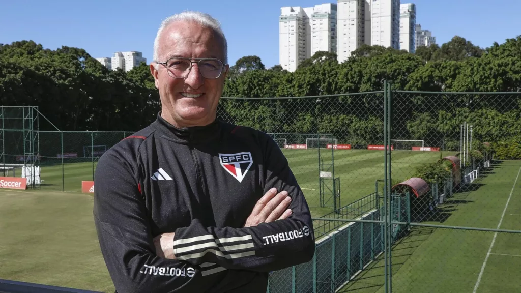 Dorival Júnior ‘rege’ hino do São Paulo com orquestra ao lado de João Carlos Martins