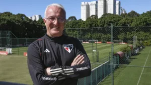 Dorival Júnior 'rege' hino do São Paulo com orquestra ao lado de João Carlos Martins
