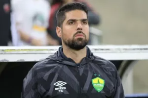 Técnico do Cuiabá volta a criticar a arbitragem, cita 