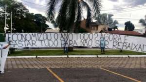Torcida do Goiás protesta contra diretoria; treinador e jogadores são criticados